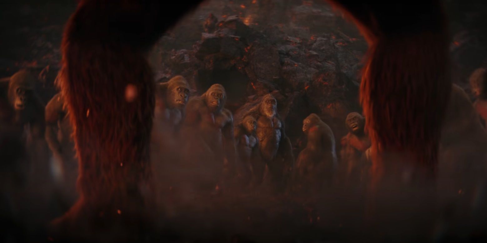 Yara Kralı Godzilla x Kong'da diğer maymunların önünde duruyor