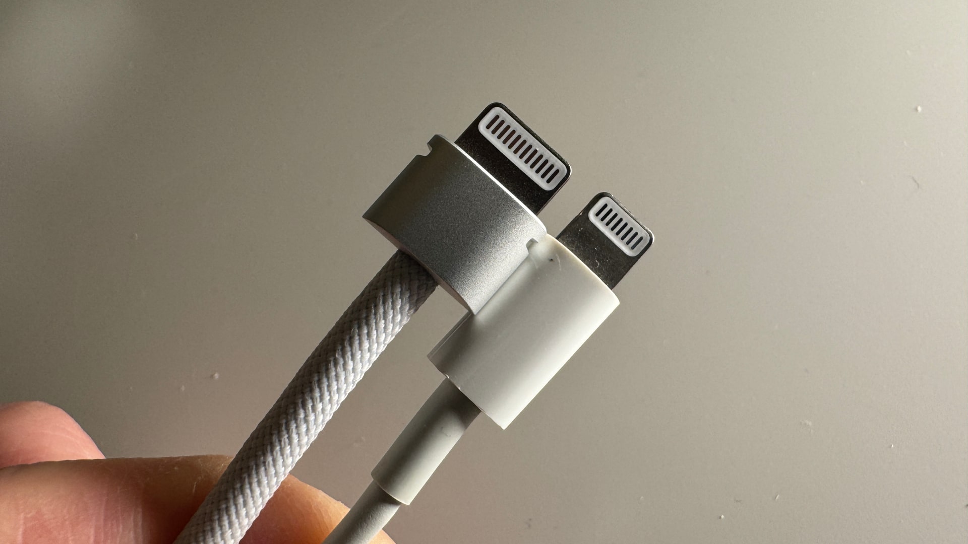 Standart Lightning konektörüyle karşılaştırıldığında Apple Vision Pro'nun pilindeki konektör.