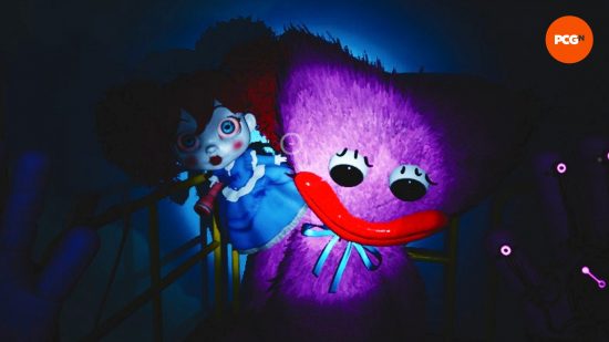 Poppy Playtime Bölüm 3 İncelemesi: Poppy, oyuncu çiftte bir el feneri parlatırken Kissy Missy'nin omzuna oturuyor.