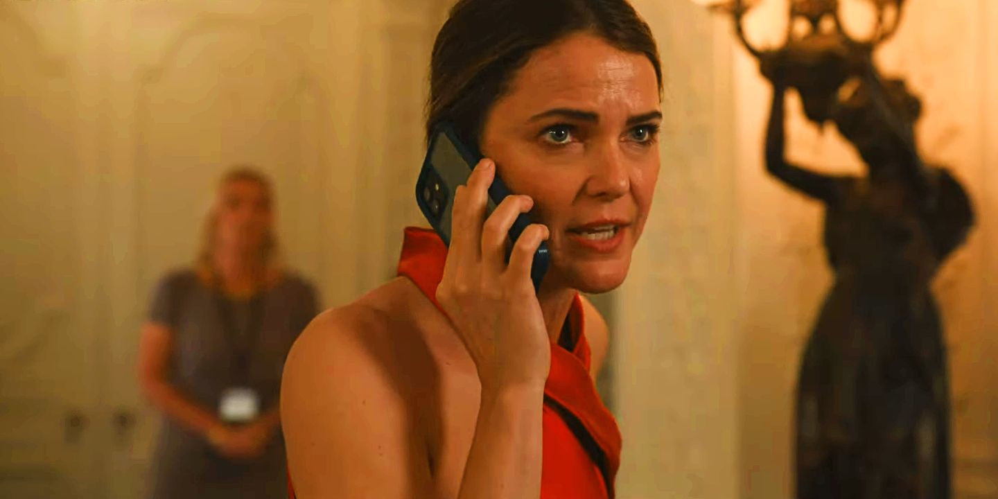 The Diplomat 3. sezonda Keri Russell, Kate Wyler'ın telefonda konuşması
