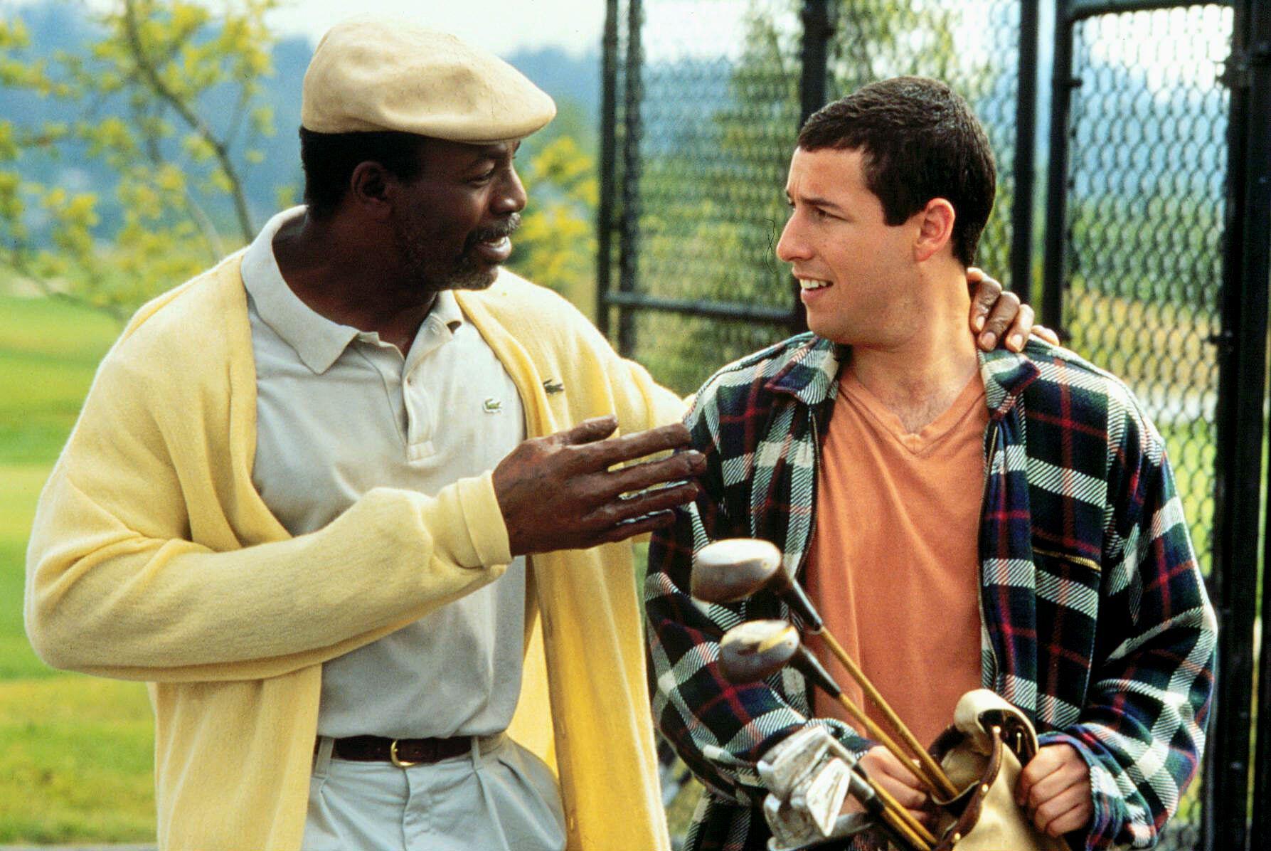 Chubbs Peterson (Carl Weathers), Happy Gilmore'daki golf sahasında Happy Gilmore'a (Adam Sandler) elini uzatıyor