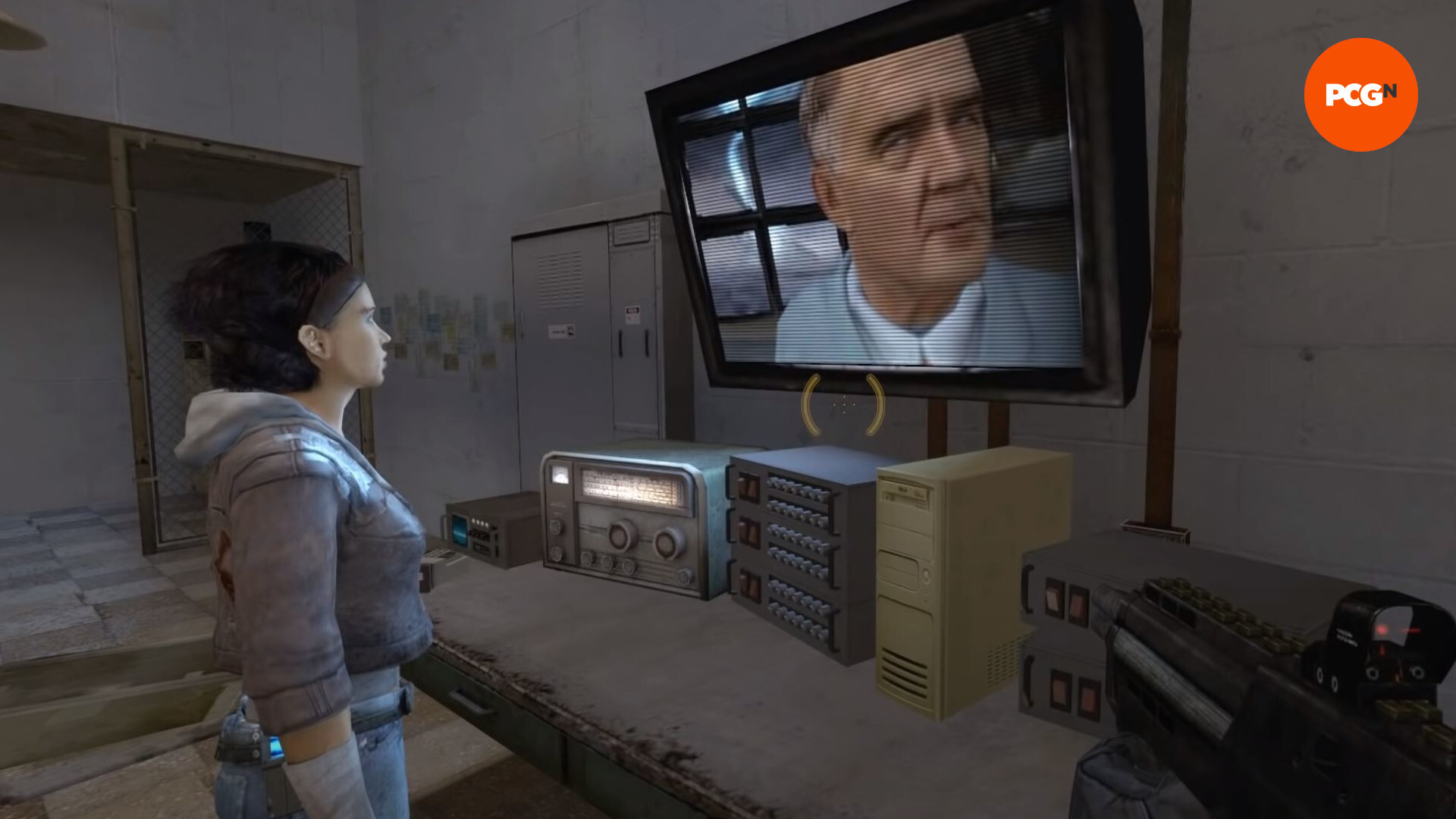 Alyx, Half-Life 2 bölüm 2'de ekran aracılığıyla Dr Magnusson ile konuşuyor.