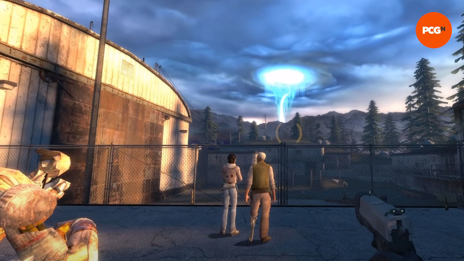 Alyx ve Eli Vance, Half-Life 2 bölüm 2'de Beyaz Orman'daki mavi portal fırtınasına bakıyorlar.