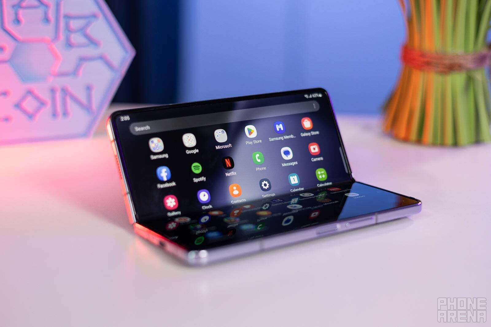 Galaxy Z Fold 5'in (burada gösterilmektedir) iç kısmında tek bir esnek ekran bulunurken Surface Duo'da bir menteşeyle birbirine bağlanan iki standart ekran bulunuyor. Z Fold 5 ve Surface Duo kullanıyorum;  Vision Pro ile birlikte 2024'te katlanabilir ve çift ekranlı telefonlara yer var mı?