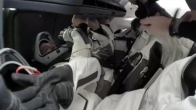 Axiom Mission 3 Mürettebat Üyeleri SpaceX Dragon Uzay Aracının İçinde Yerinden Ayrılmaya Hazırlanıyor