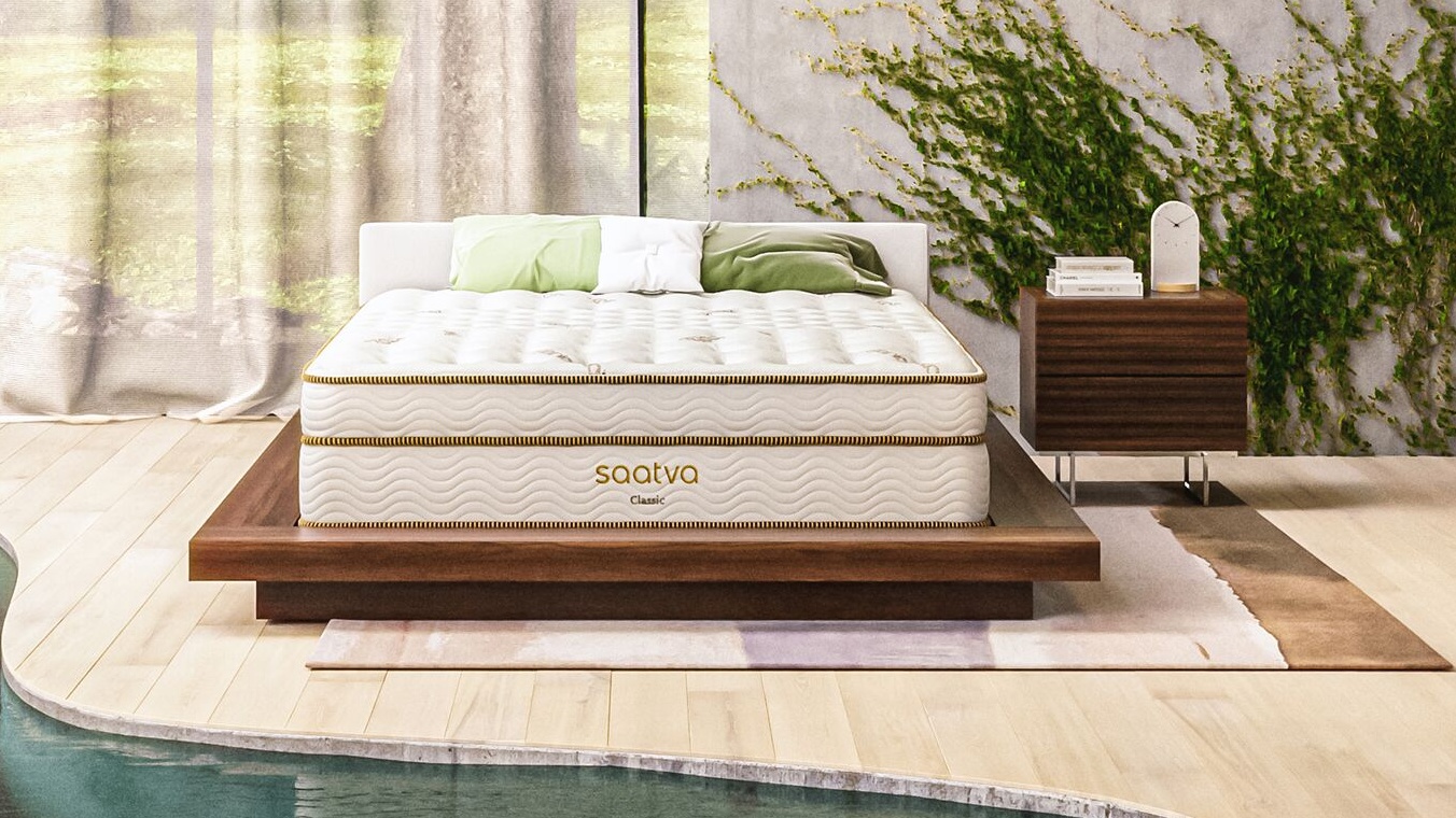 Kapalı nehri bulunan şık beyaz bir havuz odasında fotoğraflanan Saatva Classic yatak, mükemmel basınç tahliyesi sağlar