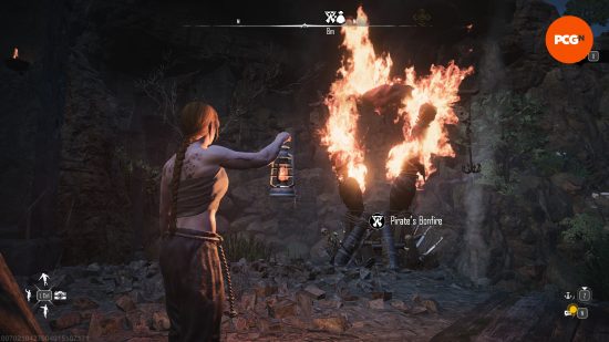 Bir oyuncu, Skull and Bones'ta mürettebatını harekete geçirebilecekleri bir korsan şenlik ateşinin önünde duruyor.