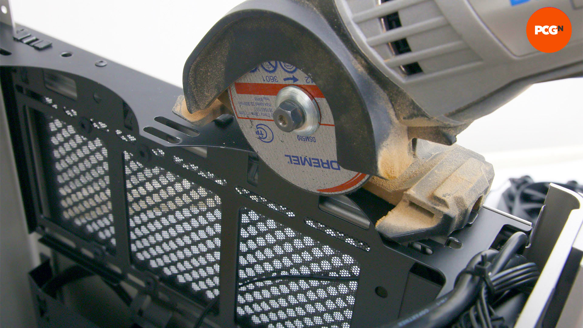 Radyatör montajı nasıl yapılır: Eski fan montajlarını çıkarın