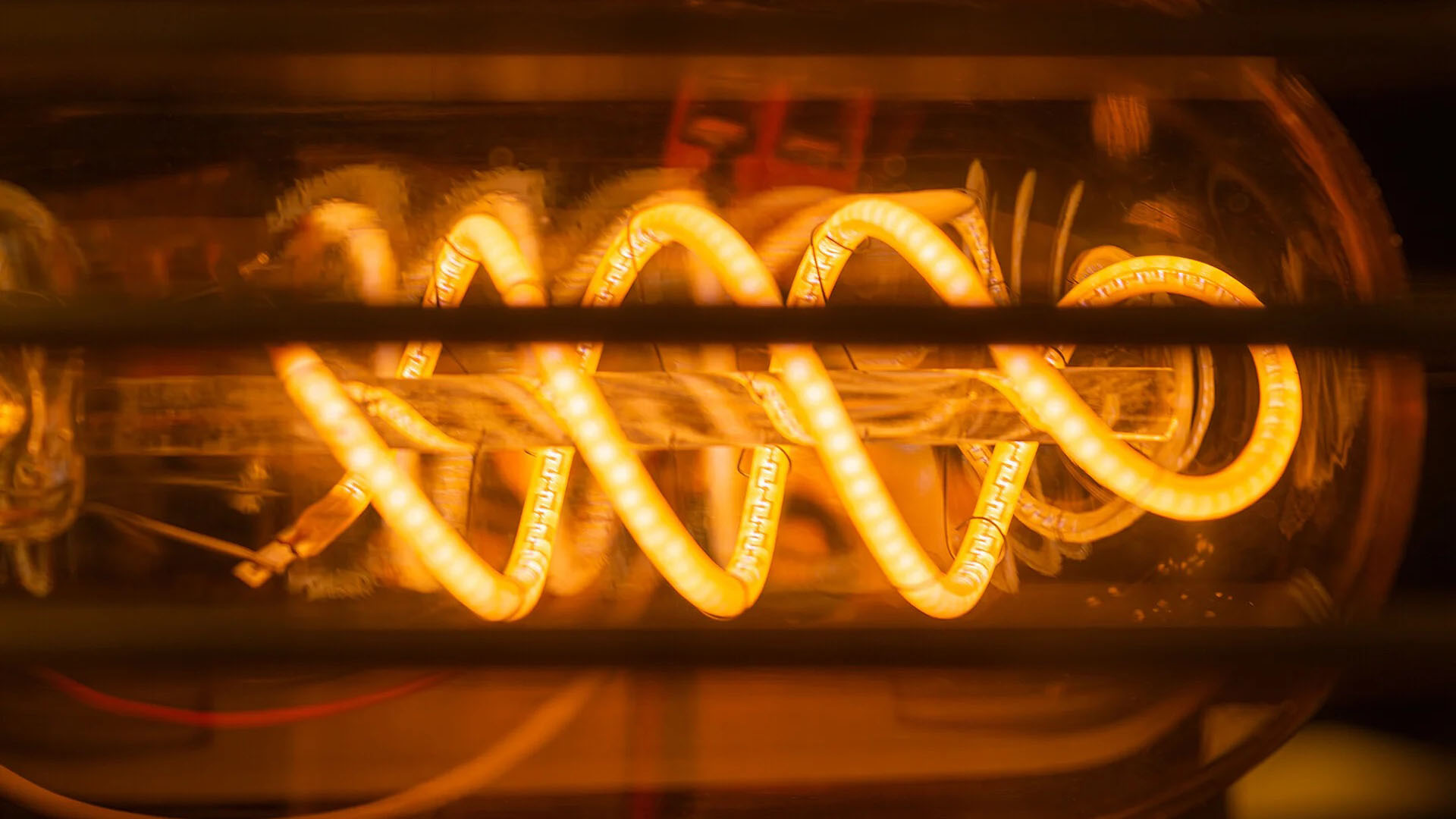 Steampunk PC yapısının içi altın renginde parlıyor
