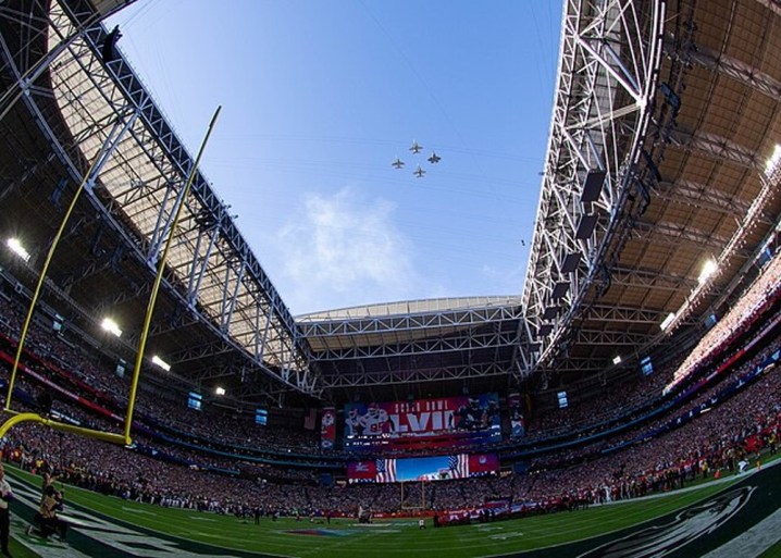 Jetler Super Bowl'un üzerinde uçuyor.
