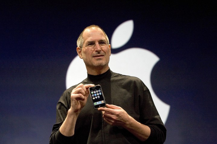 Steve Jobs ilk iPhone'u 9 Ocak 2007'de MacWorld'de tanıttı.