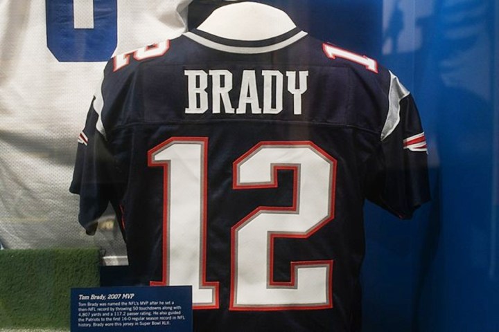 Tom Brady'nin 12 numaralı formasının hareketsiz görüntüsü.