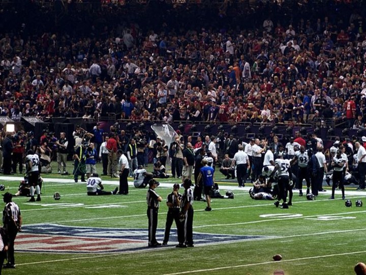 Super Bowl sırasında Superdome'da bir elektrik kesintisi meydana gelir.
