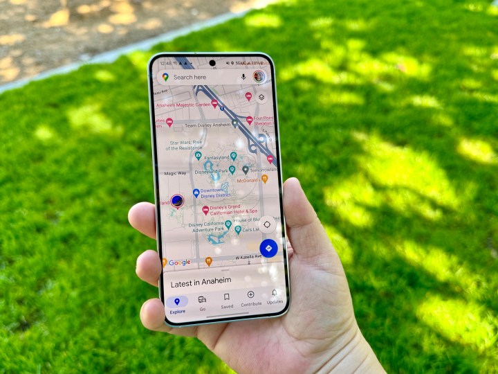 Mermer Gri renkli Samsung Galaxy S24, Google Haritalar'ı gösteriyor.