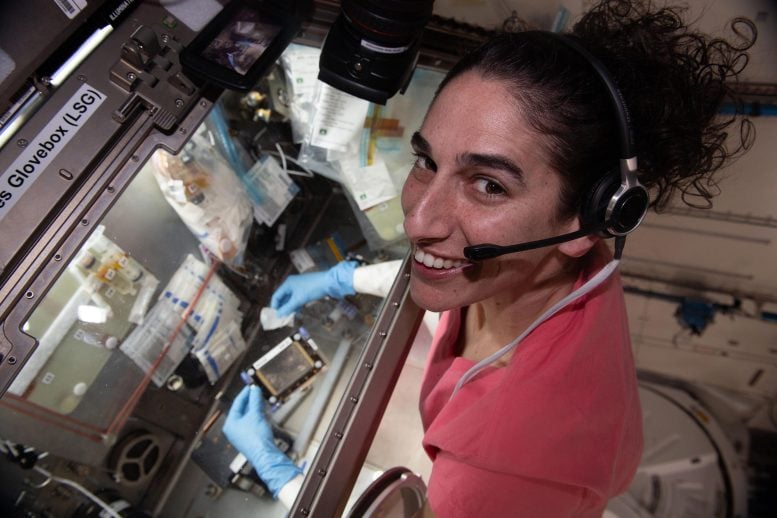 Expedition 70 Uçuş Mühendisi Jasmin Moghbeli Yaşam Bilimleri Torpido Gözünde Çalışıyor