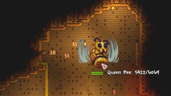Tüm Terraria patronları: İğnesinin olması gereken yerde bir kovanı olan, peteklerle çevrili bir mağarada uçan dev bir arı.