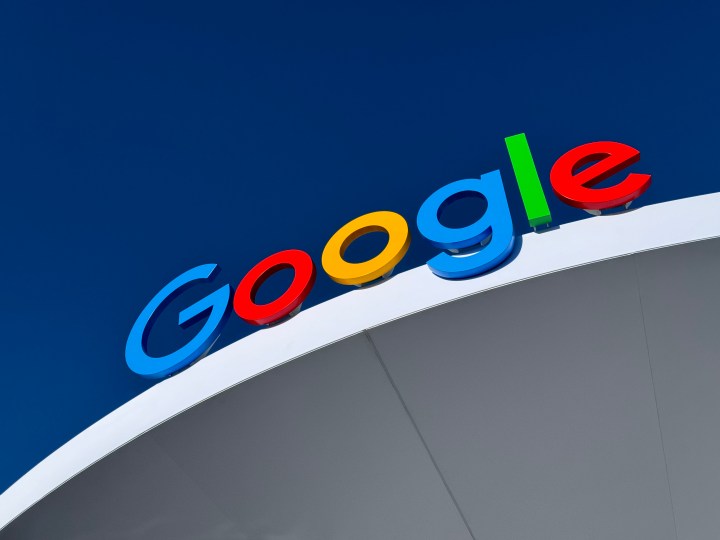 Bir binanın tepesinde bir Google logosu tabelası.