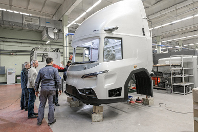 Belaruslu Unimo şirketi, fütüristik hibrit kamyon MAZ-X'in kabinini nasıl yarattığını gösterdi