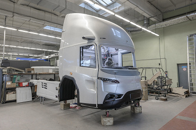 Belaruslu Unimo şirketi, fütüristik hibrit kamyon MAZ-X'in kabinini nasıl yarattığını gösterdi