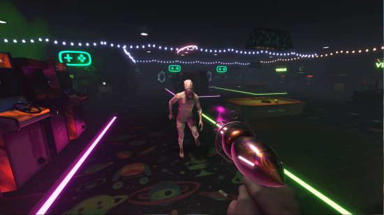 Hellbreach: Vegas - Bir iblis kumarhane katında onlara yaklaşırken oyuncu uzaylı görünümlü bir ışın tabancasını tutar.