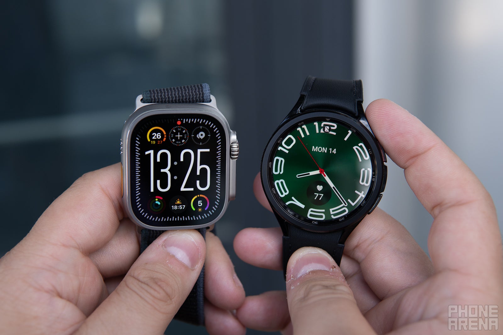 Apple Watch Ultra 2, Galaxy Watch 6 Classic'in yanında (Image Credit–PhoneArena) - Büyük teknoloji, en sevdiğim saatçime zorbalık mı yaptı?  Hadi Fosil'in vedasını konuşalım