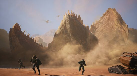 Dune Awakening: Birkaç asker yerden çıkan dev bir kum solucanından kaçıyor.