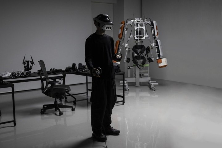 Varjo X-4 VR kulaklığı, robotik dış iskeletin önünde duran bir kişi tarafından takılıyor.