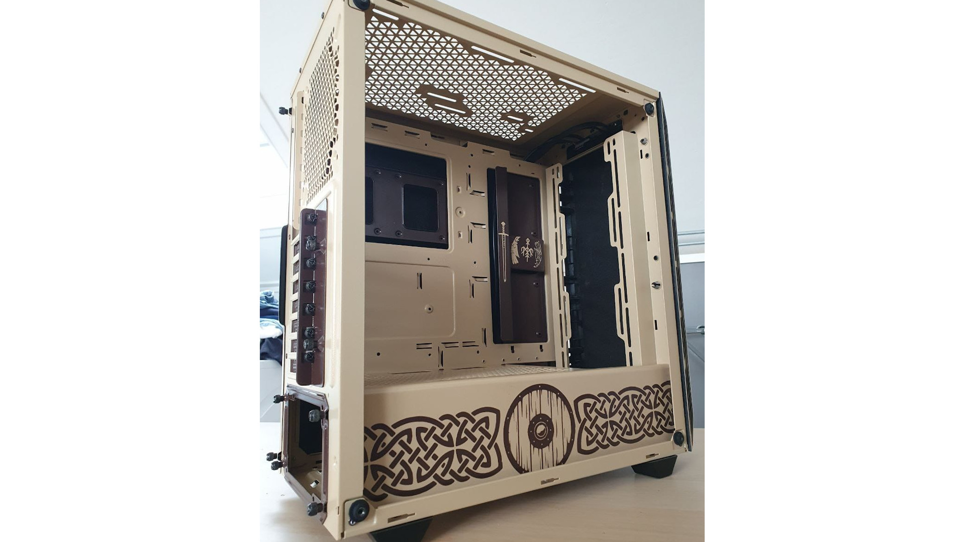 Viking temalı özel bir bilgisayar kasasının içi