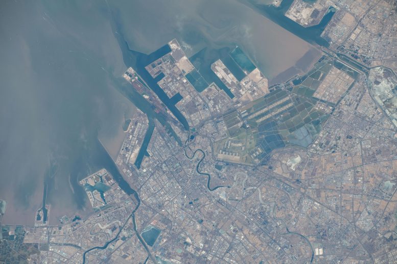 Uzaydan Bohai Denizi Üzerindeki Çin'in Tianjin Limanı
