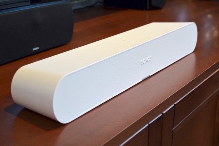 The Sonos Ray soundbar'ın beyaz renkli açılı görünümü.