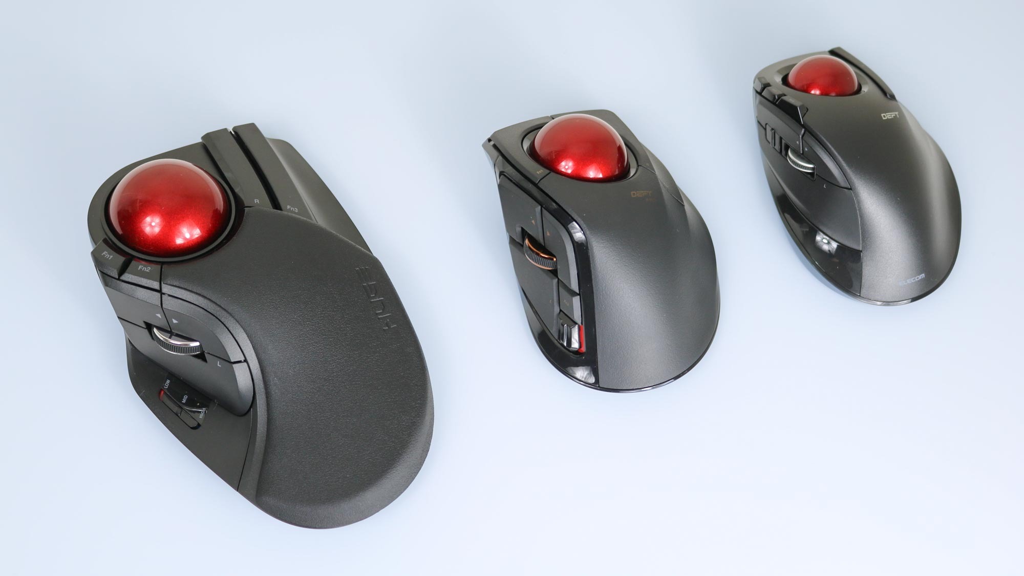 Elecom'un işaret parmağıyla çalıştırılan trackball farelerinin üç farklı modelini gösteren resim