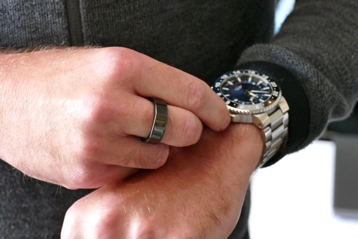 Oura Yüzüğü, bir saati kurarken bir adamın parmağına takılır.