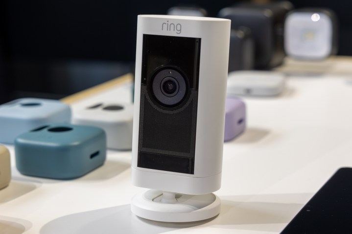 Ring Stick Up Cam Pro, 2023 Amazon Sonbahar Cihazları ve Hizmetleri etkinliğini sergiliyor.