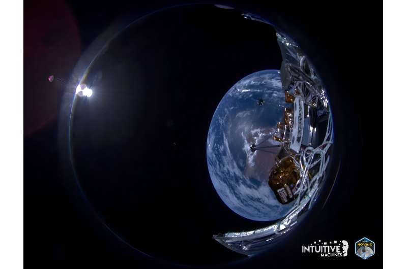 Intuitive Machine'in izniyle hazırlanan bu fotoğraf, IM-1 görevi sırasında Dünya'nın çekilen ilk görüntüsünü gösteriyor