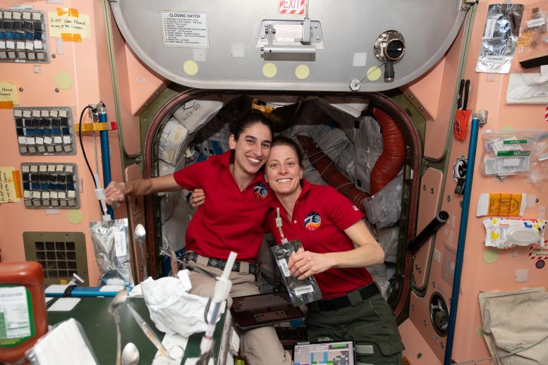 Astronotlar Jasmin Moghbeli ve Loral O'Hara Portre İçin Birlikte Poz Verdi