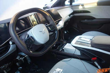 618 hp, 5 metre uzunluk, 800 km menzil ve yeni tasarım.  Lüks sedan Hongqi EH7 yeni fotoğraflarda ortaya çıktı