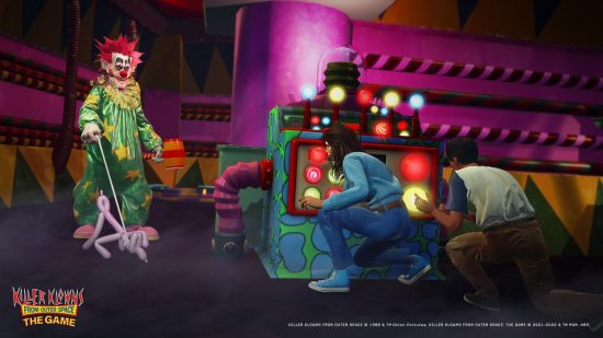 Spikey, Outer Space oyunundaki Killer Klowns'ta balon köpeğinin yardımıyla hayatta kalanlardan bazılarını buluyor.