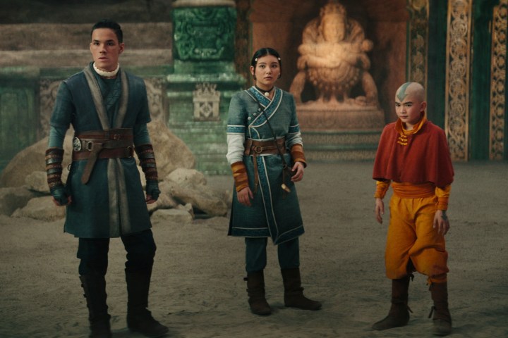 Sokka, Katara ve Aang, Avatar: Son Hava Bükücü'de birlikte bir arenada duruyor.