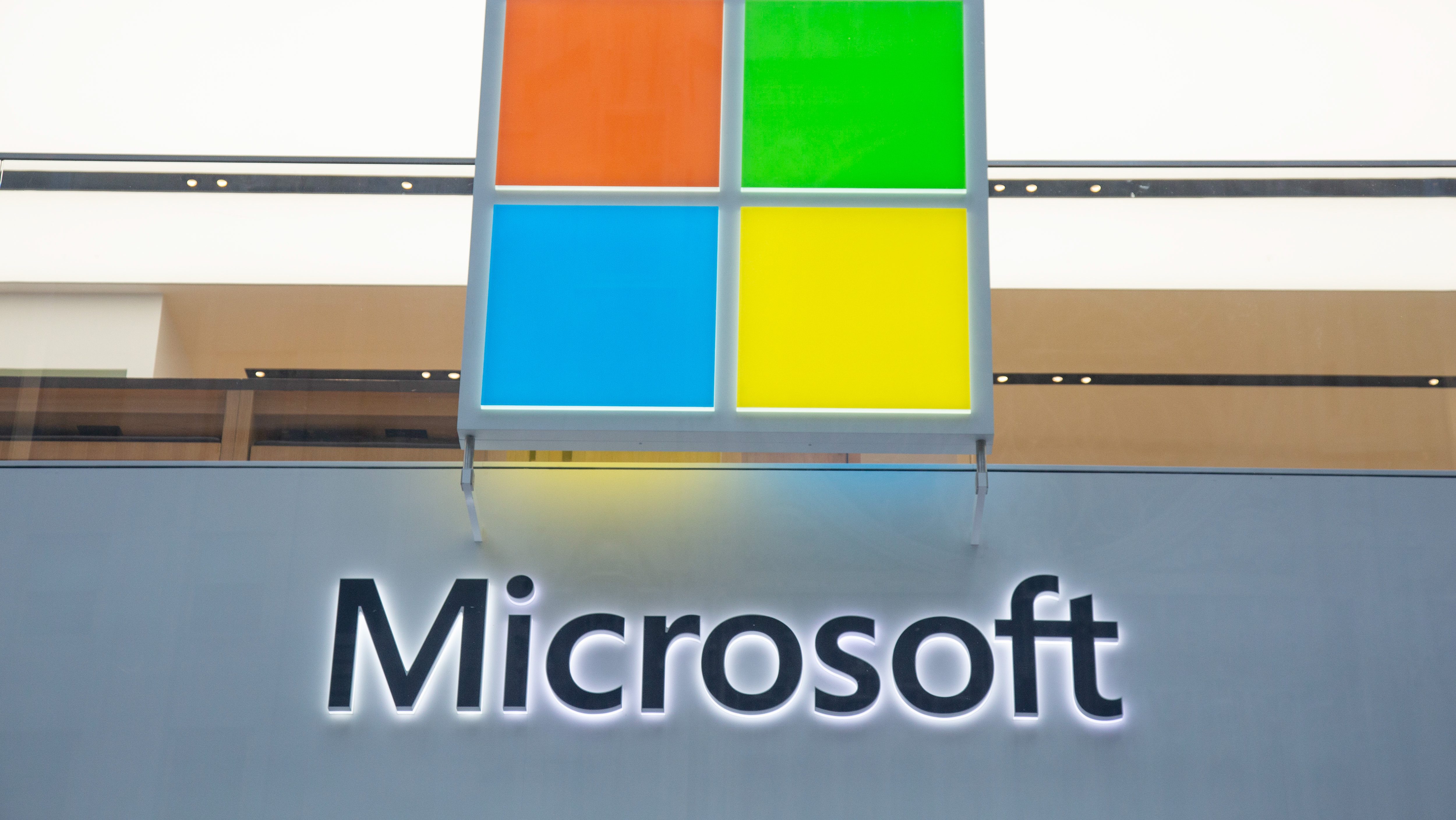 Şirketin logosunun bulunduğu bir Microsoft mağazası girişi