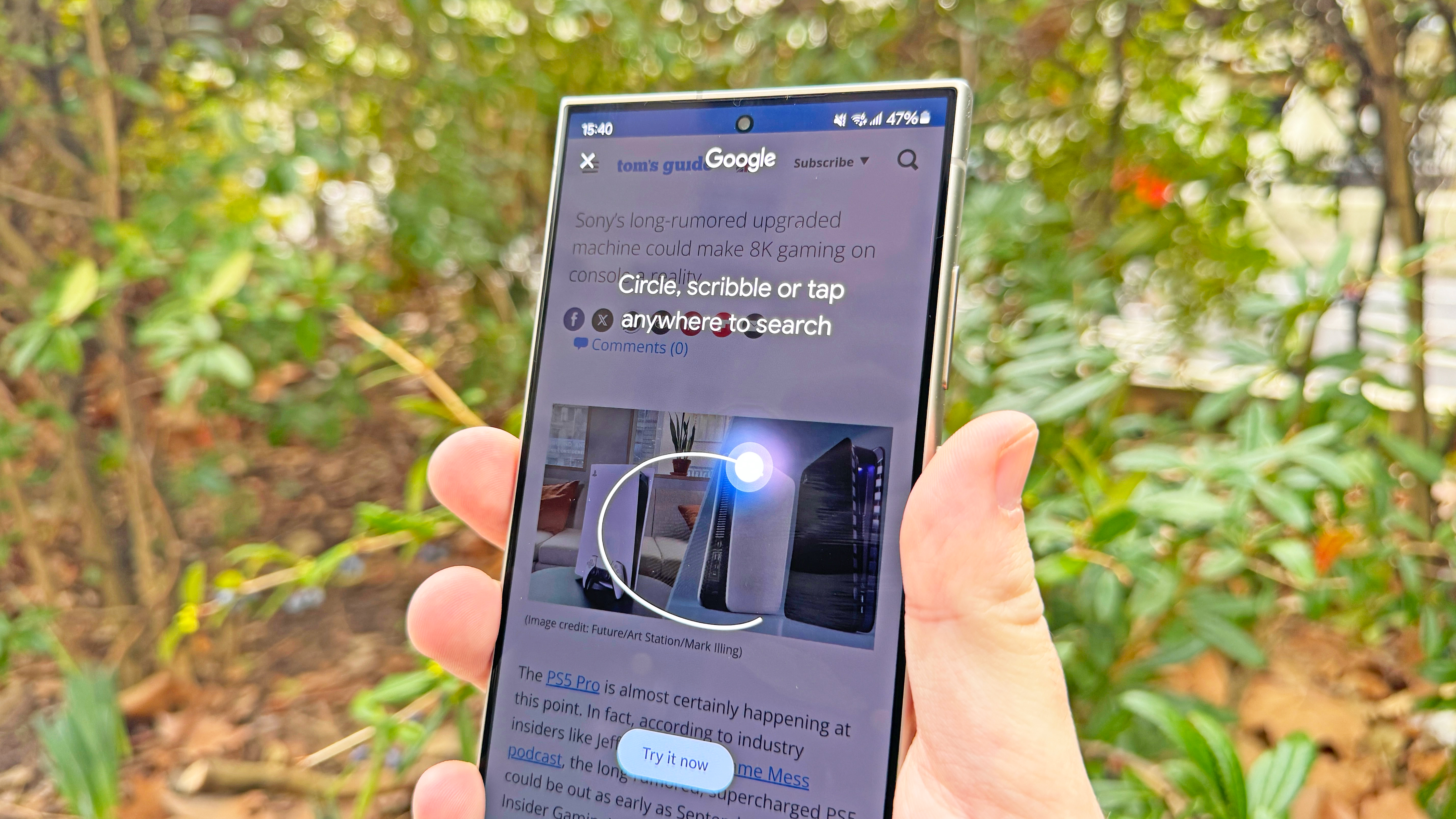 Circle to Search özelliğinin kullanıldığı Samsung Galaxy S24'ün eldeki fotoğrafı.  Çember yarım çizilmiştir.