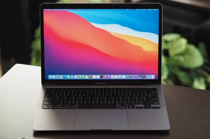 M1 destekli Macbook Air, masanın üzerinde açık.