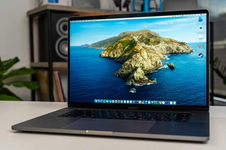 Masanın üzerinde bir MacBook Pro 16 inç.