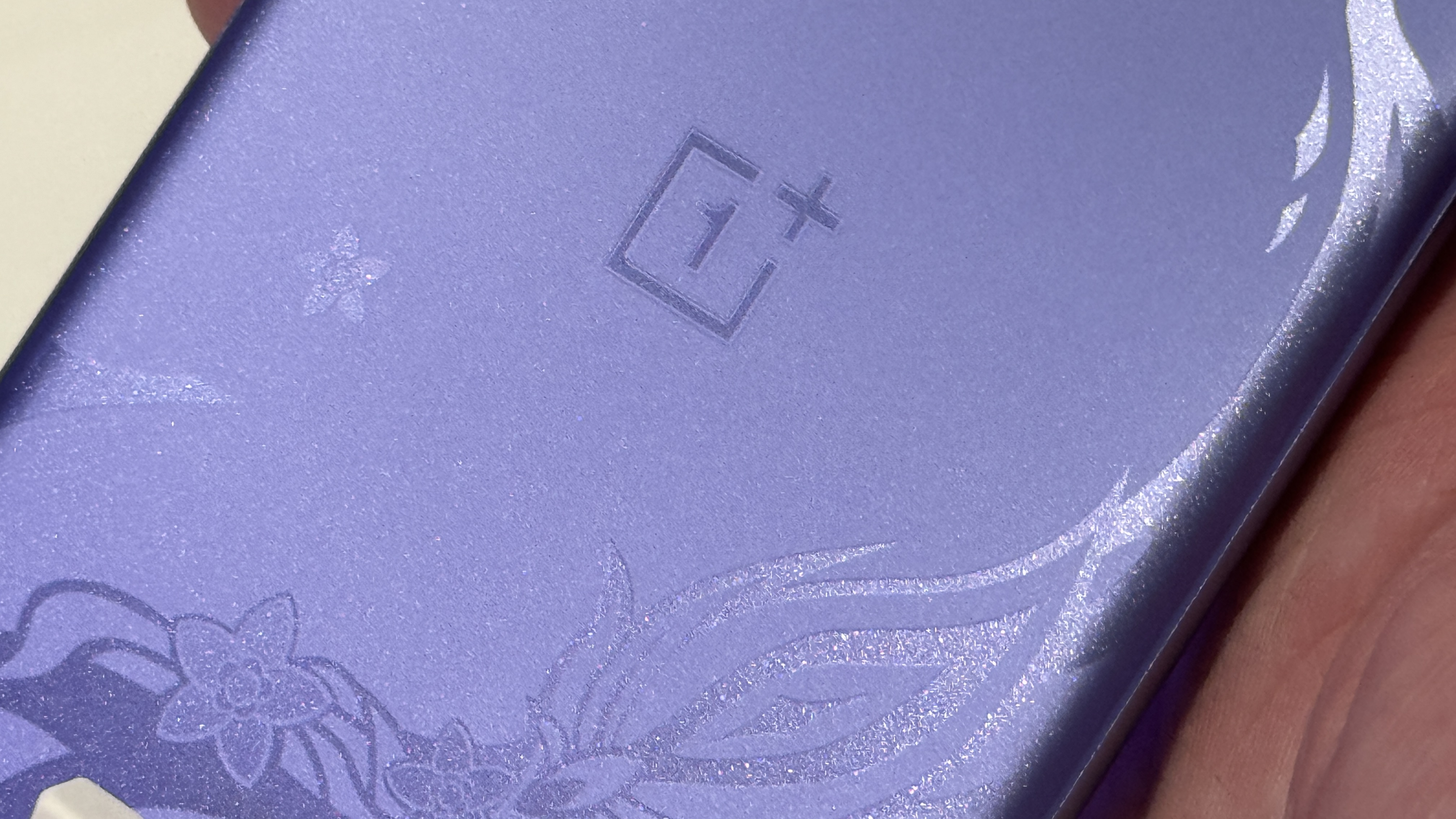 OnePlus 12R Genshin Impact sürümünün arka detayı
