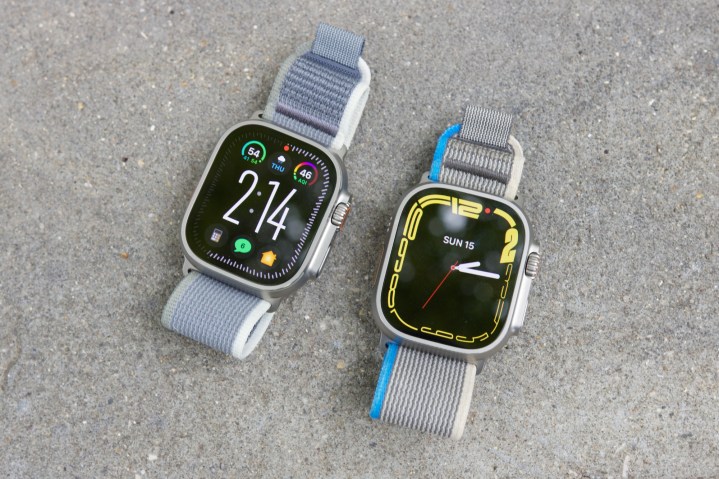 Orijinal Apple Watch Ultra'nın yanında Apple Watch Ultra 2.