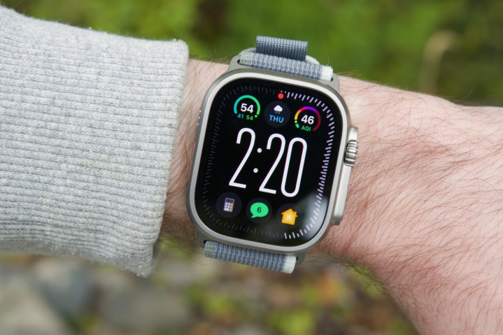 Modüler Ultra saat kadranını gösteren, Apple Watch Ultra 2 takan biri.
