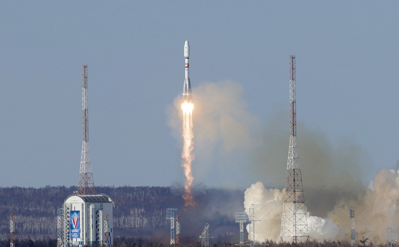 Vostochny'den fırlatılan Meteor-M hidrometeorolojik uydu No. 2-4'ü içeren bir roket