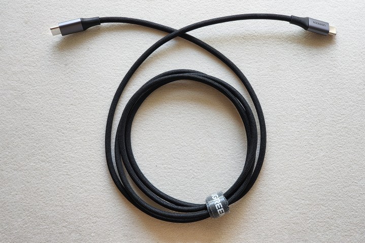 Ugreen Nexode 300W USB Hub ile birlikte gelen USB-C kablosu.