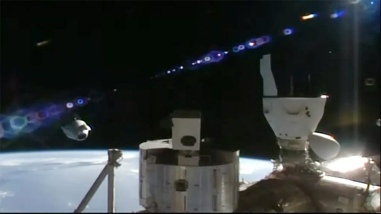 SpaceX Dragon Freedom Uzay Aracı Uzay İstasyonundan Uzaklaşıyor