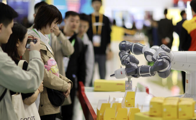 Bir ABB işbirlikçi robotu, 6 Kasım 2023'te Şangay'daki Çin Uluslararası İthalat Fuarı'ndaki bir standta ürünleri paketliyor.
