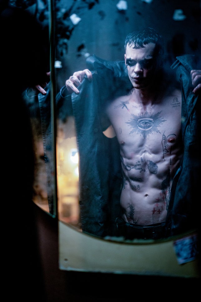 The Crow Reboot Yönetmeni Bill Skarsgård'ın Joker Görünümünü Açıklıyor başlıklı makale için resim